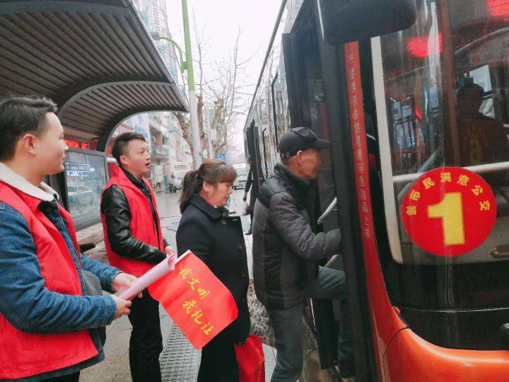為公交青年志愿者們正督導(dǎo)乘客有序上下車.png