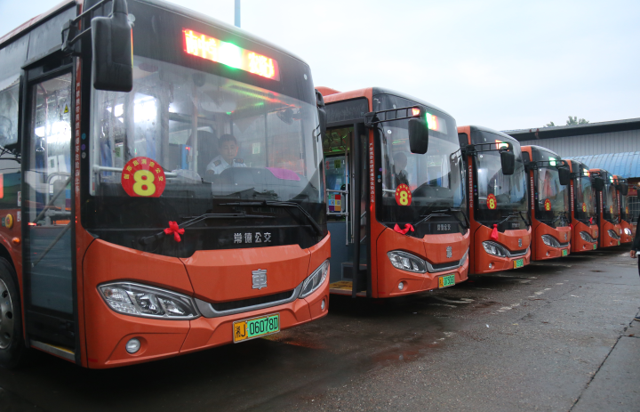 圖為8路線新車列隊待發(fā).png