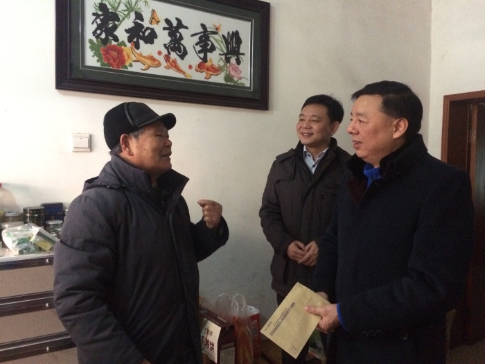 王國(guó)軍慰問(wèn)丁國(guó)珍.JPG