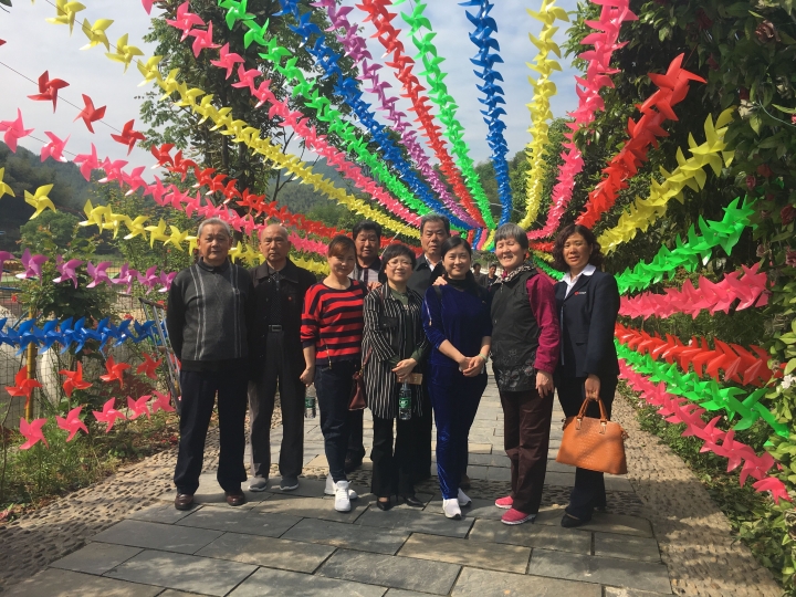 圖為勞模們在烏云界生態(tài)園合影留戀.jpg