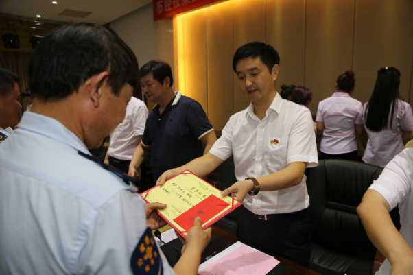 圖為主席臺(tái)領(lǐng)導(dǎo)為獲獎(jiǎng)人員頒發(fā)獎(jiǎng)金及證書.png