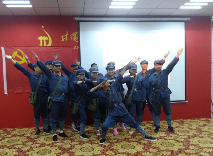 圖為公司黨員開(kāi)展拓展訓(xùn)練.png