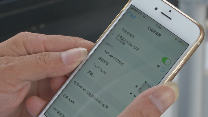 圖為乘客正用手機連接19路線免費車載WIFI-11.png
